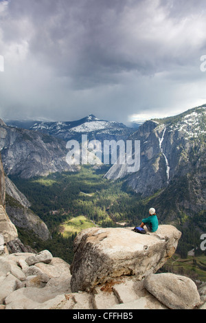 Jeune femme randonnées le sentier des chutes Yosemite. Yosemite National Park, CA Banque D'Images