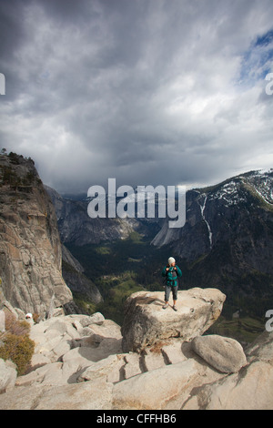 Jeune femme randonnées le sentier des chutes Yosemite. Yosemite National Park, CA Banque D'Images