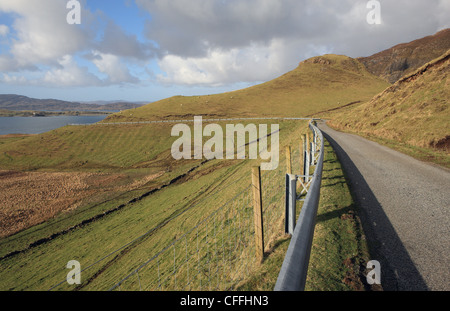 B8035 route à voie unique avec des lieux de passage sur l'île de Mull avec pouce Kenneth visible dans le coin supérieur gauche Banque D'Images