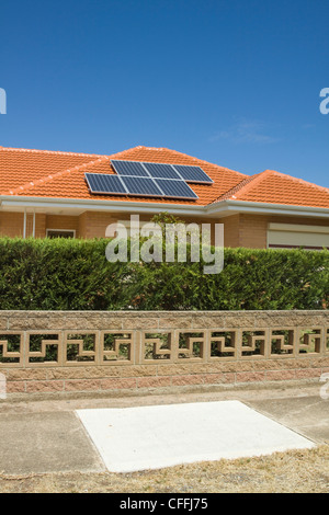 Des panneaux solaires sur une toiture résidentielle. Adélaïde, Australie Banque D'Images