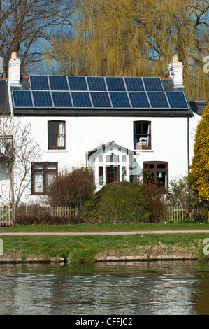 Des panneaux solaires sur le toit d'une maison sur la rivière Cam, près de Cambridge. L'Angleterre. Banque D'Images