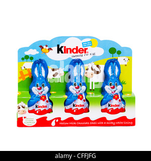 Un paquet de Kinder chocolat lapins de Pâques sur un fond blanc Banque D'Images