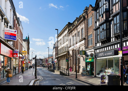 Boutiques sur la rue principale à Burton-upon-Trent, Staffordshire, Angleterre, RU Banque D'Images