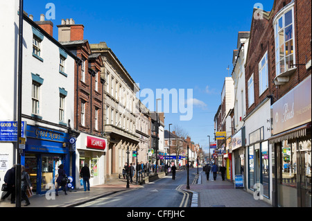 Boutiques sur la rue principale à Burton-upon-Trent, Staffordshire, Angleterre, RU Banque D'Images