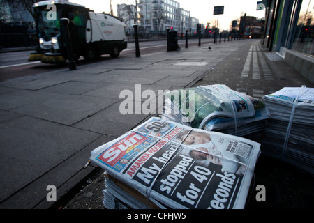 Premiers exemplaires du nouveau journal Le Soleil le dimanche sont vus le long du côté d'autres journal du dimanche dans le nord de Londres le 26 février 2012, Banque D'Images