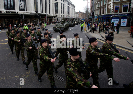 L'armée territoriale (TA) Des soldats du Régiment Royal Yeomanry marche dans les rues de Kensington parade militaire à Londres Banque D'Images