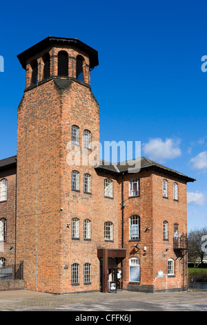 Soie Derby moulin sur les rives de la rivière Derwent vue de Cathedral Green, Derby, Derbyshire, East Midlands, Angleterre, RU Banque D'Images