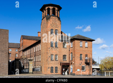 Soie Derby moulin sur les rives de la rivière Derwent vue de Cathedral Green, Derby, Derbyshire, East Midlands, Angleterre, RU Banque D'Images