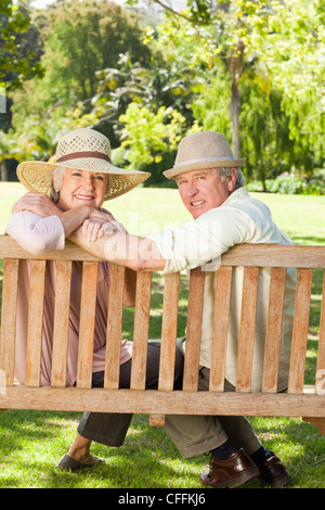 Close-up de deux amis enlacés sur un banc Banque D'Images