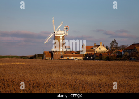 Le CLAJ moulin debout en bonne place sur Norfolk de marais salants Banque D'Images