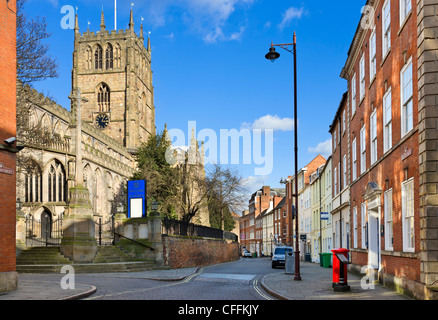 Chaussée élevée dans le marché de la Dentelle de district avec l'église de St Mary's à gauche, Nottingham, Nottinghamshire, England, UK Banque D'Images