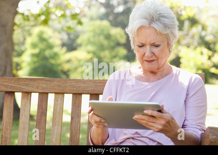 Femme regardant quelque chose sur une tablette Banque D'Images