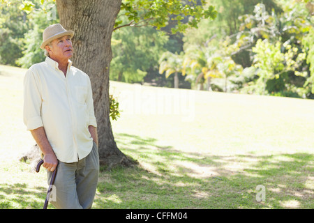 Homme tenant une canne tout en regardant vers le haut Banque D'Images