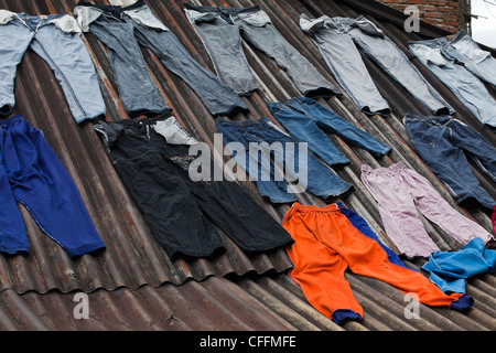 Pantalon sur le toit de maison, Java, Jakarta, Indonésie, Asie du Sud Banque D'Images