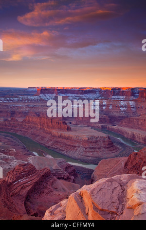 Le lever du soleil sur le Plateau du Colorado à Dead Horse State Park, Moab Utah, USA Banque D'Images