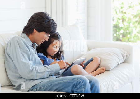 Père et fille à l'aide d'un laptop sur la table Banque D'Images