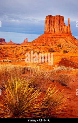 Coucher de soleil sur l'Ouest Mitten, Monument Valley, Arizona USA Banque D'Images