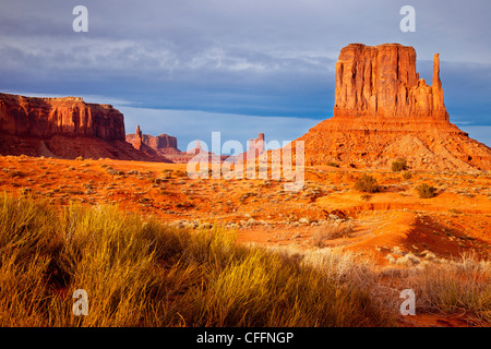 Coucher de soleil sur l'Ouest Mitten, Monument Valley, Arizona USA Banque D'Images