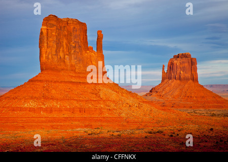 L'Est et l'ouest des mitaines au coucher du soleil, Monument Valley, Arizona USA Banque D'Images