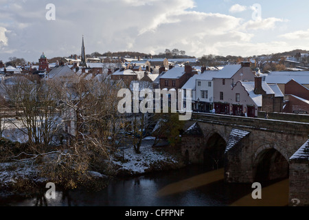 Elvet couvertes de neige joli pont sur la rivière l'usure dans la ville de Durham Banque D'Images