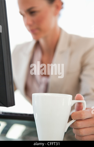 Close-up of a woman's hand prendre un café Banque D'Images