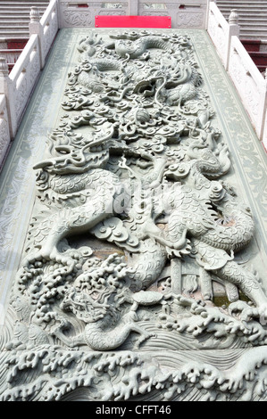 Carven typiquement chinois dragon sur le mur d'expression et l'état de l'ancienne Thaïlande Banque D'Images