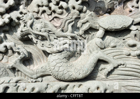 Carven typiquement chinois dragon sur le mur d'expression et l'état de l'ancienne Thaïlande Banque D'Images