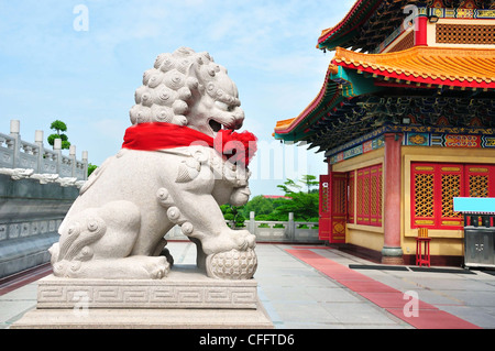 Lion chinois de la sculpture sur pierre dans le temple chinois en Asie , Thaïlande Banque D'Images