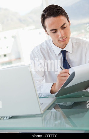 Businessman taking notes sur un papier Banque D'Images