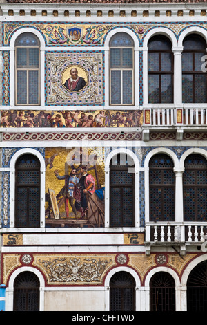 Extérieur de maison vénitienne colorée le long du Grand Canal, Venise, Italie Banque D'Images