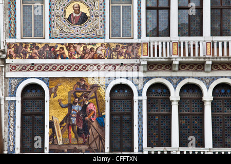 Extérieur de maison vénitienne colorée le long du Grand Canal, Venise, Italie Banque D'Images