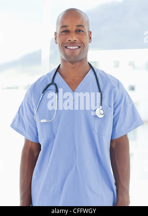 Smiling doctor standing Banque D'Images