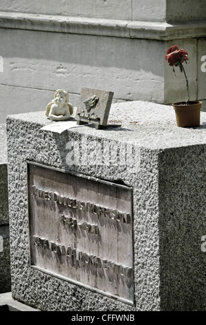 La tombe de Jim Morrison (groupe de rock américain les portes) au cimetière du Père Lachaise, Paris, France Banque D'Images