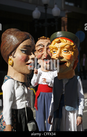 Cabezudos (Big-Heads) lors de la Street Parade de Noël, Alicante, Espagne Banque D'Images