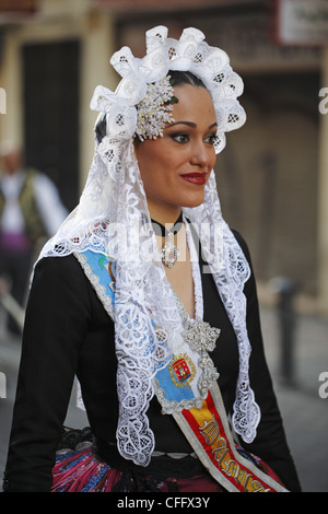 Femme portant un costume traditionnel espagnol au cours de la procession rue, Alicante, Espagne Banque D'Images