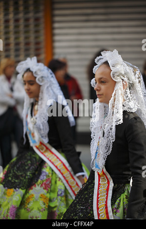 Filles espagnoles portant des vêtements traditionnels au cours de la procession rue, Alicante, Espagne Banque D'Images