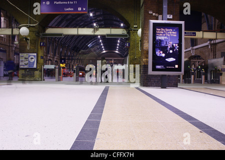 Entrée de quais de gare à la gare de King's Cross, Londres, Angleterre, Royaume-Uni Banque D'Images