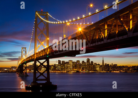 Le San Francisco - Oakland Bay Bridge (connu localement sous le Bay Bridge) Banque D'Images