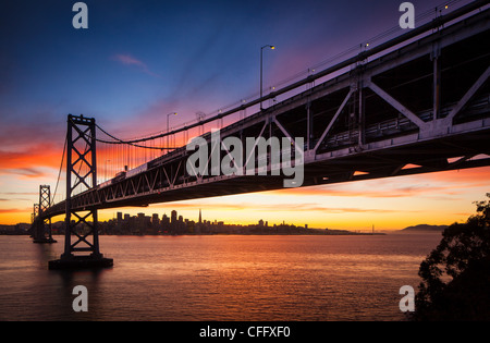 Le San Francisco - Oakland Bay Bridge (connu localement sous le Bay Bridge) Banque D'Images