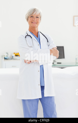Smiling doctor with her arms crossed Banque D'Images