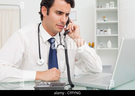 Médecin sur son téléphone Banque D'Images