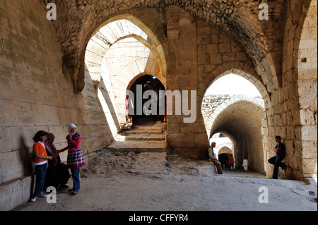 Krak des Chevaliers. La Syrie. Vue de l'augmentation des passages voûtés à l'intérieur du château des Croisés. Construit en grande partie par les chevaliers chrétiens Banque D'Images