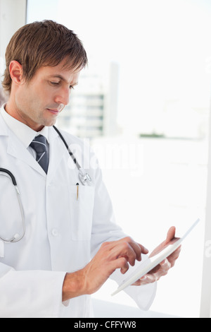 À l'aide de son médecin sérieux tablet computer Banque D'Images