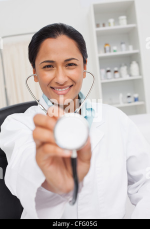 Smiling doctor portant son stéthoscope Banque D'Images