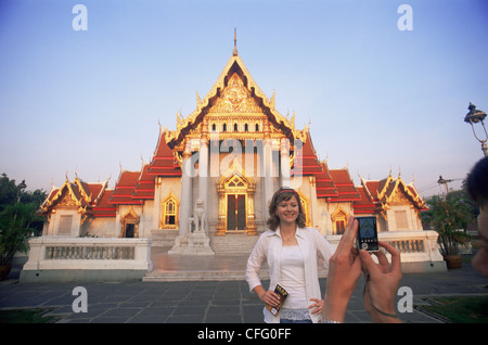 Thaïlande, Bangkok, Wat Benchamabophit,Tourist Couple Prendre des photos dans le temple de marbre Banque D'Images