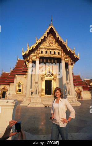 Thaïlande, Bangkok, Wat Benchamabophit,Tourist Couple Prendre des photos dans le temple de marbre Banque D'Images