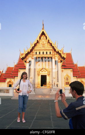 Thaïlande, Bangkok, Wat Benchamabophit,Tourist Couple Prendre des photos dans le temple de marbre Banque D'Images