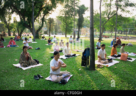 Thaïlande, Bangkok, personnes méditant dans le Parc Lumphini Banque D'Images