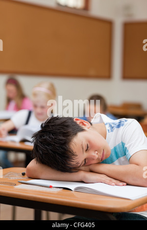 Élève en classe de prendre une pause Banque D'Images