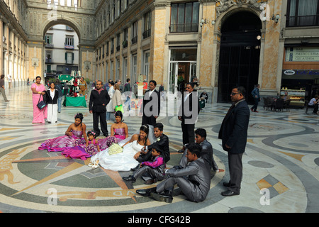 L'Italie, Campanie, Naples, mariage groupe dans la Galleria Umberto I Banque D'Images